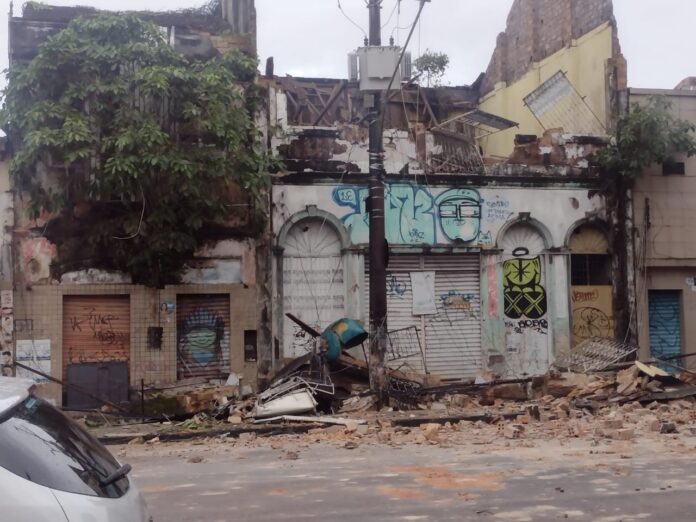 Fachada de prédio antigo desaba no Centro de Manaus