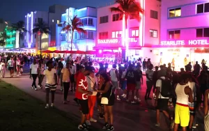 Miami Beach declara toque de recolher após tiroteios no spring break