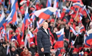 Putin discursa em estádio lotado enquanto guerra entre no 23º dia