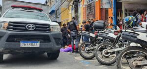 Suspeito de cometer assaltos é morto por justiceiro no Centro de Manaus (Foto: Adriano Sarmento/Fiscaliza News)