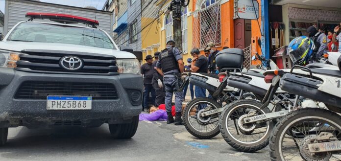Suspeito de cometer assaltos é morto por justiceiro no Centro de Manaus (Foto: Adriano Sarmento/Fiscaliza News)