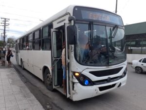 Fiscalização apreende ônibus irregular na zona Norte