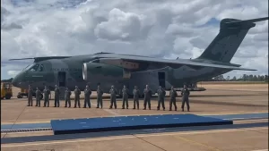 Avião brasileiro faz última parada em Recife na 'Operação Repatriação'