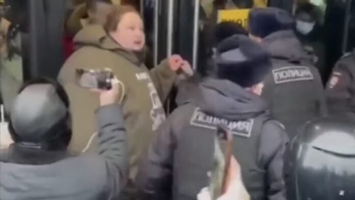 Russos fazem filas e protestos no McDonald's antes da saída de rede de fast food do país