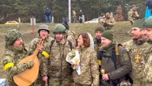 Soldados ucranianos se casam em plena zona de guerra (Foto: Reprodução)