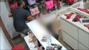 Homem tenta estuprar funcionária de sex shop, é agredido e acaba morrendo: Veja imagens