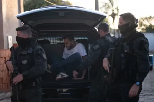 youtuber sendo preso