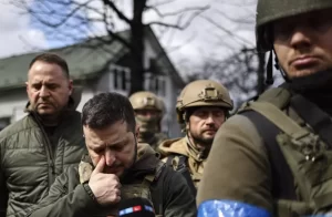 Zelensky acusa Rússia de genocídio após visitar cidade ucraniana de Bucha