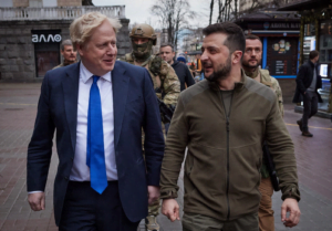 Primeiro-ministro inglês visita Ucrânia e promete armas a Zelensky