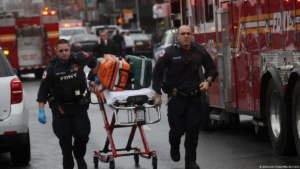 Tiros em metrô de Nova York não serão investigados como terrorismo: 16 ficaram feridos