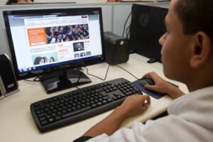 O Senado aprovou nessa quarta-feira (27) a medida provisória (MP) que cria o Programa Internet Brasil. A iniciativa prevê o acesso gratuito à internet em banda larga móvel aos estudantes da educação básica da rede pública de ensino de famílias inscritas no Cadastro Único para Programas Sociais do Governo Federal (CadÚnico)