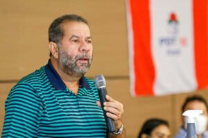 O presidente do PDT, Carlos Lupi, anunciou nesta sexta-feira (22) que apresentou um pedido de impeachment do presidente Jair Bolsonaro à Câmara dos Deputados