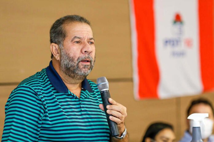 O presidente do PDT, Carlos Lupi, anunciou nesta sexta-feira (22) que apresentou um pedido de impeachment do presidente Jair Bolsonaro à Câmara dos Deputados