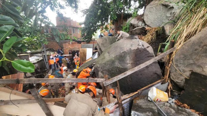 Uma família teve a casa atingida por pedras após um deslizamento na manhã deste sábado (16) no Sampaio, na zona Norte do Rio. Após mais de seis horas de trabalho, os bombeiros resgataram um jovem de 18 anos no local