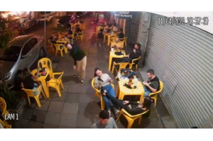Viralizou na internet vídeo de homem que tentar fugir de barata em um bar