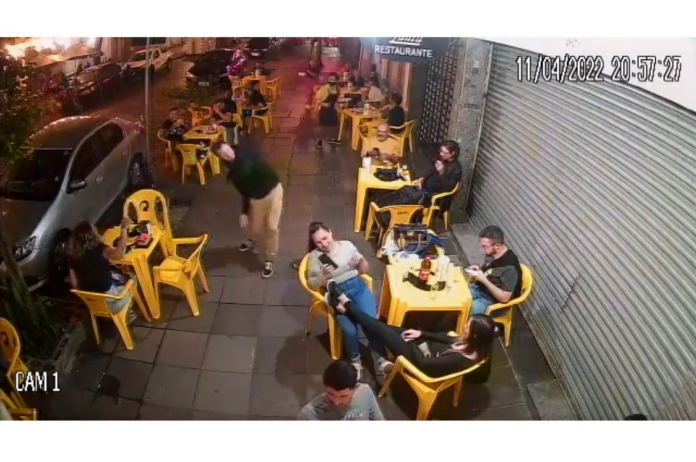 Viralizou na internet vídeo de homem que tentar fugir de barata em um bar