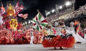 O desfile das seis escolas de samba do Grupo Especial que ganharam destaque no desfile deste ano começa às 21h30 deste sábado, na Marques de Sapucaí. O Salgueiro, sexta colocada, será a primeira a se apresentar