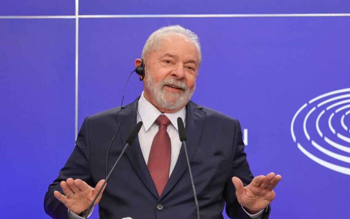 Pesquisa feita pelo Instituto FSB, encomendada pelo BTG Pactual, divulgada nesta segunda-feira (25), mostra que o presidente Jair Bolsonaro (PL) registra 30% das intenções de votos espontâneos, enquanto o ex-presidente Luiz Inácio Lula da Silva (PT) obteve 36%