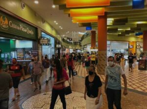 Lei sancionada na sexta-feira (8) pelo prefeito de Manaus David Almeida determina que estabelecimentos comerciais - como shoppings centers, lojas e supermercados - terão de comunicar aos órgãos de segurança casos de violência contra a mulher, criança, adolescente, idoso ou pessoas com deficiência, ocorridos dentro desse locais