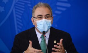 Em pronunciamento de rádio e TV, o ministro da Saúde, Marcelo Queiroga, anunciou na noite deste domingo (17), o fim da emergência de saúde pública em decorrência da pandemia