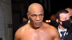 O site "TMZ", dos Estados Unidos, informou que o ex-boxeador Mike Tyson se irritou com um dos passageiros que estava sentado atrás dele supostamente o provocando durante um voo na tarde desta quinta-feira (21)