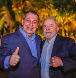 Após jantar de parlamentares com o ex-presidente Luis Inácio Lula da Silva (PT) em Brasília na noite dessa segunda-feira (11), o senador Omar Aziz (PSD-AM) afirmou que "uma frente ampla está se formando" contra a reeleição do presidente Jair Bolsonaro (PL)