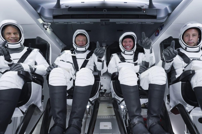Primeira missão de turismo da SpaceX chega à Estação Espacial Internacional