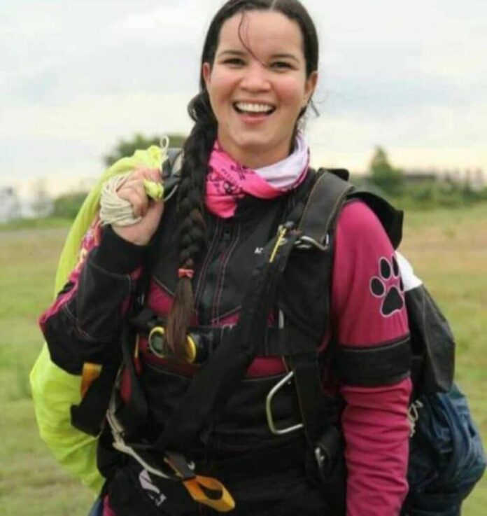 O corpo da paraquedista Ana Carolina Silva, 26, foi encontrado por uma equipe do Corpo de Bombeiros Militar do Amazonas (CBMAM) na manhã deste sábado (16). Ela foi surpreendida pelos fortes ventos e pela chuva que atingiram Manaus na tarde de ontem (15) e teria caído na margem direita da ponte Rio Negro, próximo a Iranduba