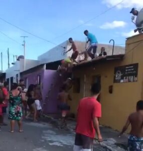 VÍDEO: Jovem corre em telhados e sofre linchamento em Pernambuco