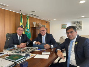 Em vídeo, Bolsonaro se reúne com Lima e Menezes e garante competitividade da ZFM