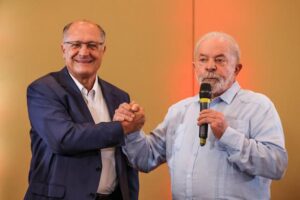 Alckmin deve ser padrinho de casamento de Lula, segundo jornalista