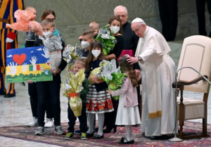 Ucrânia convida Papa a visitar o país, mas saúde do pontífice pode dificultar ida