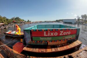 Prefeitura entrega coletor flutuante e lança projeto "Gari Comunitário Fluvial" em Manaus