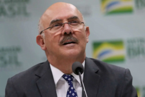 Ex-ministro da Educação dispara arma em aeroporto e fere funcionária da Gol