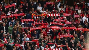 Torcida do Liverpool homenageia Cristiano Ronaldo após morte do filho