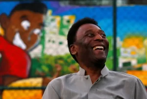 Pelé recebe alta após ser internado para tratamento de câncer de cólon