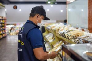 Produtos estragados são apreendidos em supermercado em Manaus