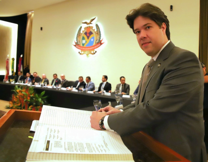 Luis Fabian toma posse como novo conselheiro do TCE-AM