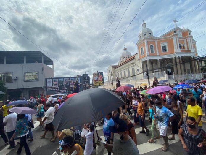 Após dois anos, fiéis voltam a celebrar Via-Sacra em Manaus