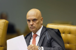 Bolsonaro apresenta representação contra Alexandre de Moraes na PGR