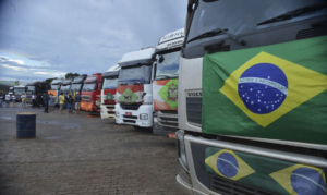 Bolsonaro altera regra de frete para frear aumento do diesel para caminhoneiros
