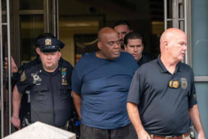 Suspeito de atacar metrô de Nova York é indiciado e pode pegar prisão perpétua