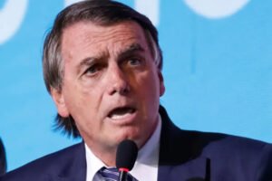 O presidente Jair Bolsonaro voltou a criticar a Petrobras pelas recorrentes altas nos preços dos combustíveis e disse que lamenta o atual preço do diesel. O chefe do Executivo reclamou que a Petrobras busca o lucro máximo