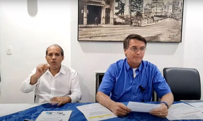 O presidente Jair Bolsonaro afirmou durante live nas redes sociais nesta quinta-feira (12), que as Forças Armadas não vão interferir nas eleições. A declaração foi uma resposta ao presidente do Tribunal Superior Eleitoral (TSE), Edson Fachin, que criticou as tentativas de colocar em dúvida o sistema de apuração de votos