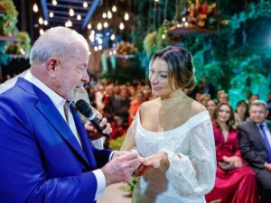 O ex-presidente Lula (PT), de 76 anos, e a socióloga Rosângela Silva, a Janja, de 55, se casaram na noite desta quarta-feira (18) em São Paulo. A cerimônia aconteceu em de salão de festas no Brooklin, zona sul de São Paulo, para cerca de 150 convidados
