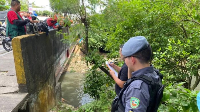 O corpo de uma mulher trans foi encontrado em um igarapé de Manaus na manhã deste sábado (28). A vítima, que tinha afundamento no crânio e outras marcas de agressão, foi achada morta na altura da avenida Dr. Theomario Pinto da Costa