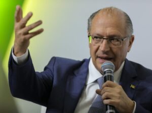 O ex-governador de São Paulo Geraldo Alckmin (PSB) está com covid-19, informou a assessoria do político. Por isso, ele deve participar de forma virtual do lançamento da chapa de Lula à Presidência da República, neste sábado (7)