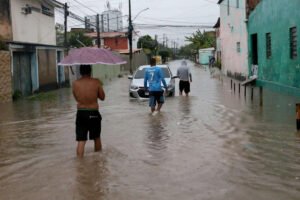 O governo federal vai enviar equipes do Ministério do Desenvolvimento Regional, do Ministério da Cidadania, do Ministério da Defesa e das Forças Armadas para prestar auxílio a autoridades locais e às famílias afetadas pelas fortes chuvas no Grande Recife
