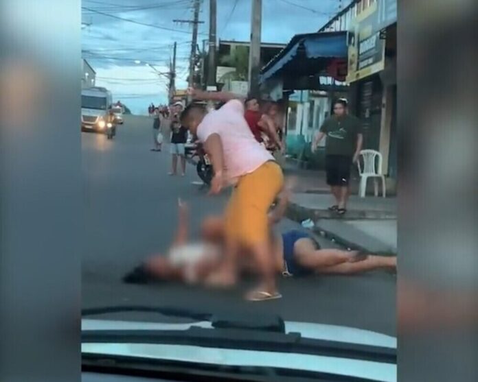 Uma gestante de 3 meses foi espancada por um grupo de quatro pessoas, sendo duas mulheres, na manhã desta sexta-feira (13), no meio avenida Rio Negro, no bairro Mauazinho, zona Sul de Manaus