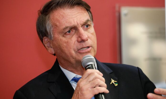 O presidente Jair Bolsonaro (PL) deve chegar a Manaus às 10h30 deste sábado (28), no Aeroporto Internacional Eduardo Gomes, e segue à tarde para reunião reservada com líderes religiosos no Teatro Amazonas